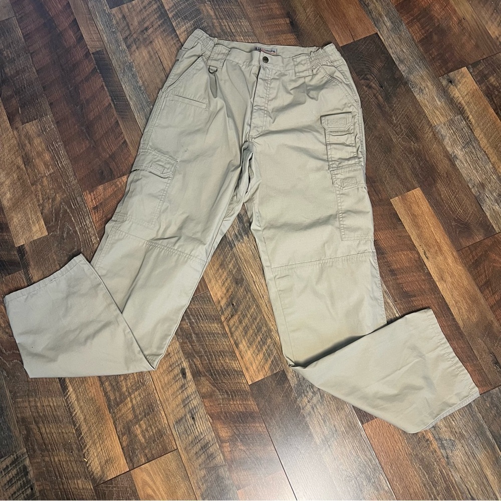 VINTAGE 5.11 Tactical Cargo Pants
Size 34 x 36 Tan 2000s Y2K Pockets
Hiking